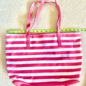 Water resistant zip-up tote
